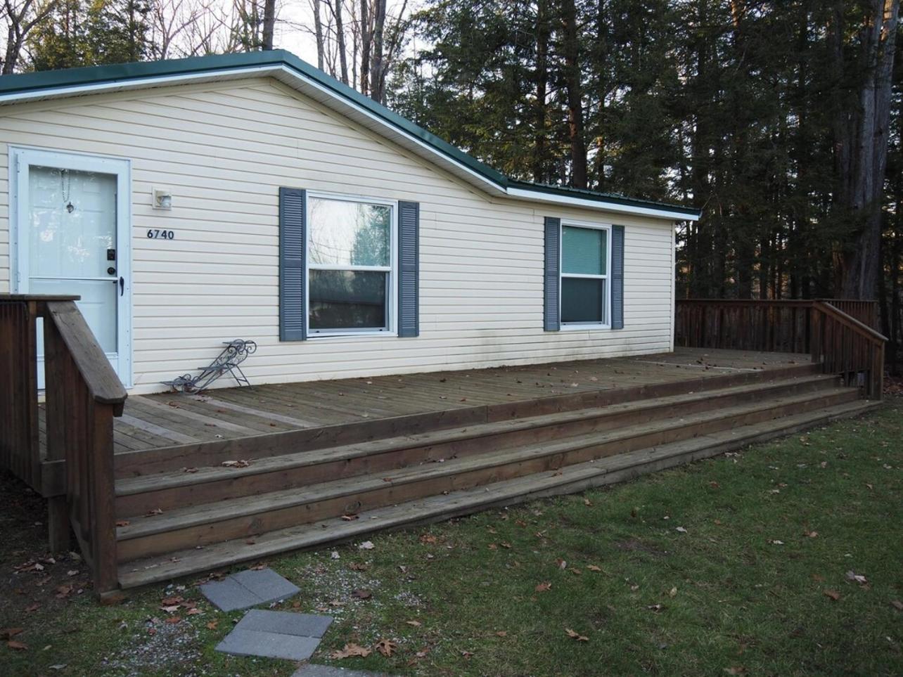 The Green Lake Getaway - Shared Lake Access! Interlochen Exterior photo